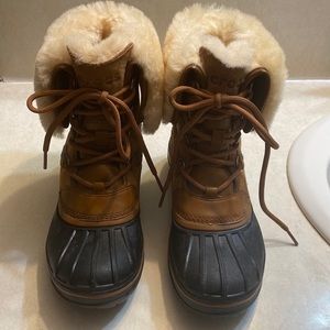 CROCS AllCast Luxe Women’s Duck Snow Boot Sz 7 Faux Fur Lined Lace Up. Like new